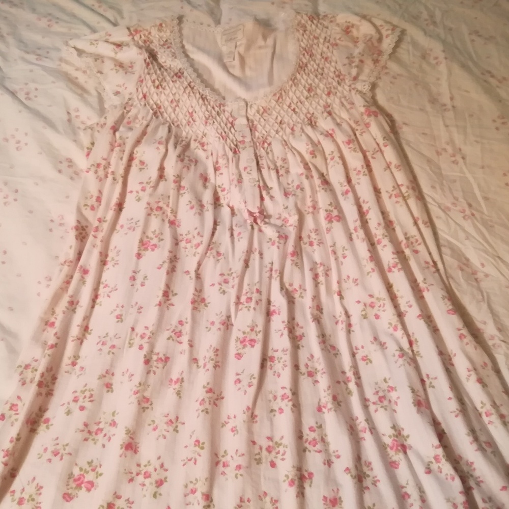 🎈Clearance! Adorable white floral nightgown!